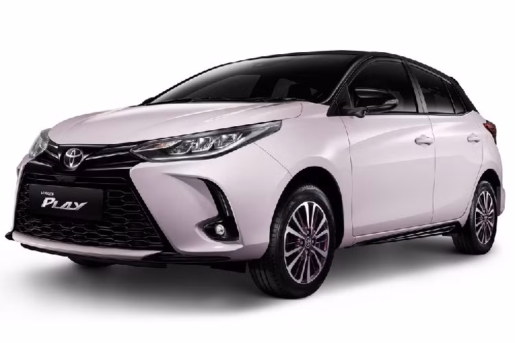 Vào hồi tháng 8 năm ngoái, hãng Toyota đã vén màn phiên bản nâng cấp của cặp đôi Yaris Ativ và Yaris tại thị trường Thái Lan. Trong đó, Toyota Yaris Ativ chính là Toyota Vios giá rẻ ở những thị trường Đông Nam Á khác. Đến nay, hãng Toyota lại tiếp tục giới thiệu phiên bản giới hạn số lượng mới mang tên PLAY của cặp đôi xe này ở xứ sở Chùa vàng. Theo hãng Toyota, Yaris Ativ PLAY và Yaris PLAY 2021 đều có số lượng sản xuất đúng 1.500 chiếc.