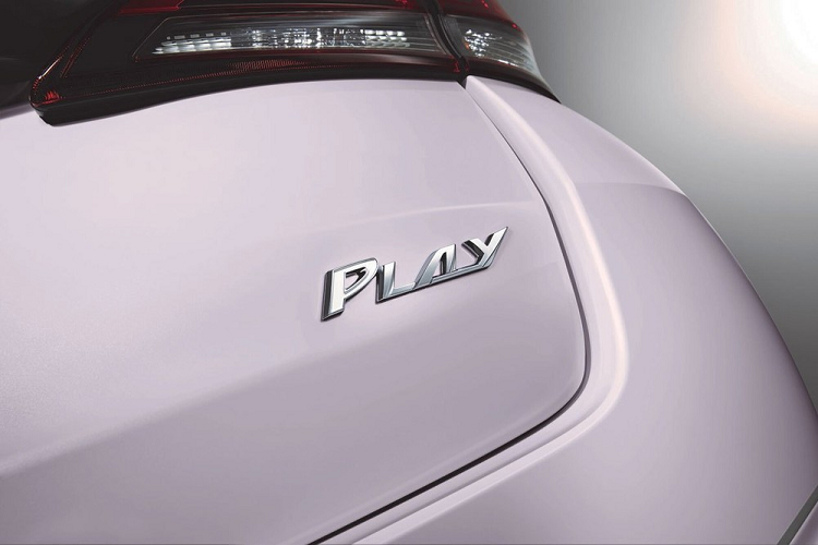 So với bản thường, Toyota Yaris Ativ PLAY và PLAY 2021 được trang bị khu vực xung quanh logo của hãng Toyota trên đầu xe màu đen bóng mới. Tiếp đến là tem chữ nổi "PLAY" ở đuôi xe, màu sơn ngoại thất hồng Ice Pink Metallic mới và bộ vành hợp kim 15 inch phối 2 màu. Cuối cùng là khoang hành lý chia ngăn phía sau, tăng sự tiện dụng cho 2 mẫu xe cỡ B này.