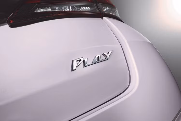 So với bản thường, Toyota Yaris Ativ PLAY và PLAY 2021 được trang bị khu vực xung quanh logo của hãng Toyota trên đầu xe màu đen bóng mới. Tiếp đến là tem chữ nổi "PLAY" ở đuôi xe, màu sơn ngoại thất hồng Ice Pink Metallic mới và bộ vành hợp kim 15 inch phối 2 màu. Cuối cùng là khoang hành lý chia ngăn phía sau, tăng sự tiện dụng cho 2 mẫu xe cỡ B này.