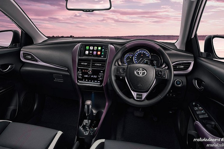 Bước vào bên trong Toyota Yaris Ativ PLAY và Yaris PLAY 2021, người lái sẽ bắt gặp nội thất màu đen phối tím Dark Mulberry. Trong đó, màu tím xuất hiện trên mặt cửa, vô lăng, viền cụm điều khiển trung tâm đến viền trang trí quanh cửa gió điều hòa. Riêng ghế của xe được bọc da phối màu đen và trắng, đi kèm chỉ khâu màu tím Dark Mulberry.