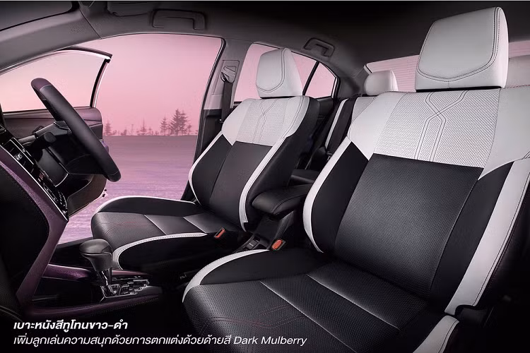 Thêm vào đó là hệ thống điều hòa với lọc không khí mới, có thể lọc bụi mịn PM 2.5, kính lái cách âm và cách nhiệt mới cũng như camera 360 độ, mang đến tầm nhìn tốt hơn cho người lái. Chưa hết, Toyota Yaris Ativ PLAY và Yaris PLAY 2021 tại Thái Lan còn có hệ thống Play Connect Car Telematics, hỗ trợ cả hệ điều hành Android và iOS.