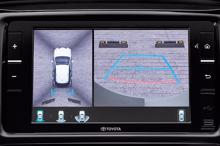 Đó là chưa kể đến những tính năng nội thất tiêu chuẩn của Toyota Yaris Ativ PLAY và Yaris PLAY 2021 như bảng đồng hồ Optitron với màn hình màu đa thông tin TFT 4,2 inch, vô lăng đa chức năng, gương chiếu hậu chống chói, màn hình cảm ứng 6,7 inch, hỗ trợ kết nối với điện thoại thông minh qua Apple CarPlay, nút bấm khởi động máy, 2 cổng USB ở hàng ghế sau, mở cửa không cần chìa khóa hay camera hành trình.