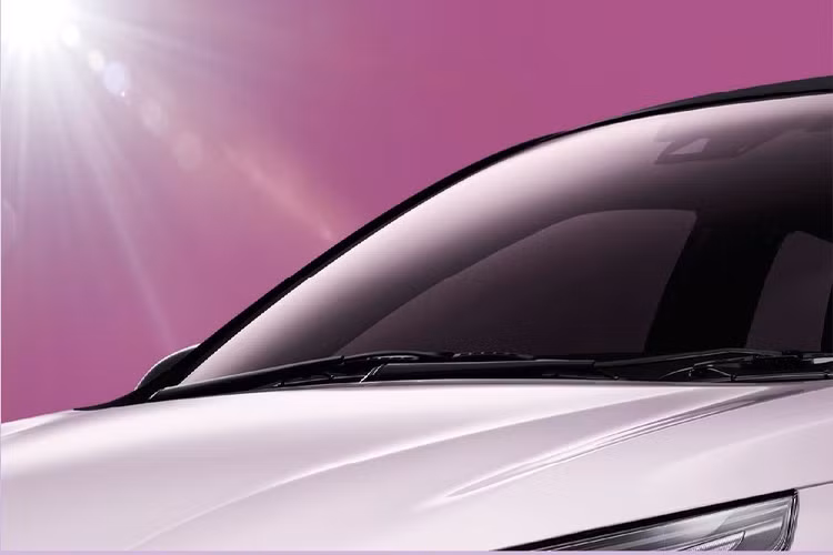 Hệ thống này có 6 chức năng chính, bao gồm: Hiển thị vị trí xe và tìm chỗ đỗ xe theo thời gian thực thông qua Google Maps; Cảnh báo khi xe ra/vào một khu vực cụ thể; Hiển thị thời gian di chuyển, tốc độ trung bình; Phân tích hành vi của người lái như tăng tốc, phanh hoặc đánh lái đột ngột; Hiển thị tình trạng của xe như ắc quy hoặc nhiệt độ; Báo động chống trộm