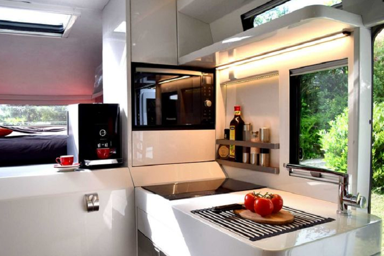 Cuối cùng, Badger XT hàng đầu có kích thước lớn nhất gồm chiều dài 5.999 mm và chiều cao 2.149 mm, cung cấp chỗ ngủ cho 5 người cùng và có phòng tắm cố định.