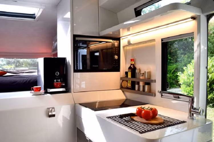 Cuối cùng, Badger XT hàng đầu có kích thước lớn nhất gồm chiều dài 5.999 mm và chiều cao 2.149 mm, cung cấp chỗ ngủ cho 5 người cùng và có phòng tắm cố định.