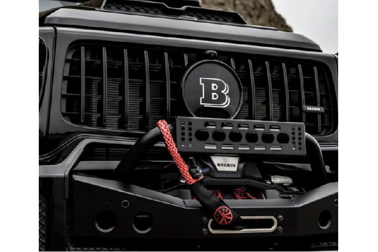 Khi tiếp nhận chiếc Mercedes-AMG G63 Brabus, Platinum đã trang bị cho xe gói phụ kiện Adventure, bổ sung bộ nâng mới, mâm xe Brabus, lốp địa hình, giá nóc Brabus, ốp đèn pha mới, bộ tời lớn, dải đèn LED trên nóc xe, bậc thang phía sau và hộp đựng bánh xe dự phòng làm từ sợi carbon. Bậc cửa của chiếc SUV được sơn tĩnh điện, trong khi có thêm xẻng và rìu để ở giá nóc.