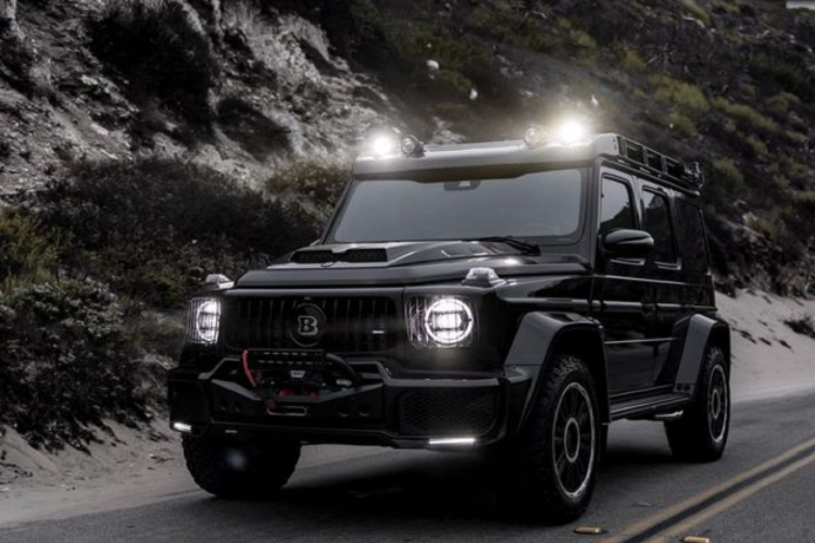 Bộ bodykit từ Brabus bao gồm các vòm bánh xe vuông vức loe rộng hơn, cơ bắp hơn, cản trước độc đáo, lưới tản nhiệt đặc biệt với logo chữ B ở chính giữa, nắp ca-pô bằng sợi carbon và cản sau mới.