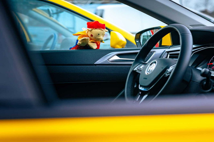 Chính vì vậy, hãng xe Đức đã xem xét một cách nghiêm túc và quyết định sản xuất 1000 chiếc Volkswagen Polo Harlekin đặc biệt vào năm 1995. Tên gọi của phiên bản được lấy cảm hứng từ nhân vật vui vẻ, tinh nghịch và ăn mặc sặc sỡ từ nhân vật phổ biến trong loại hình nghệ thuật nhạc kịch dell’arte.