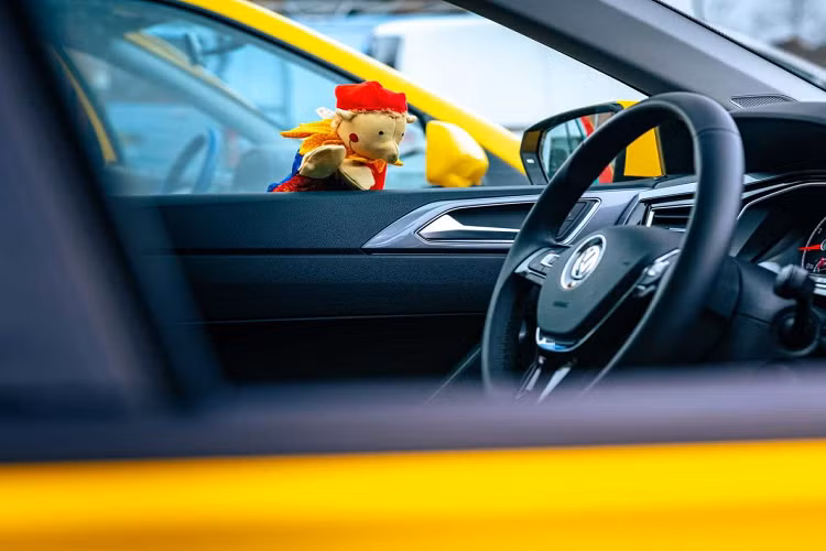 Chính vì vậy, hãng xe Đức đã xem xét một cách nghiêm túc và quyết định sản xuất 1000 chiếc Volkswagen Polo Harlekin đặc biệt vào năm 1995. Tên gọi của phiên bản được lấy cảm hứng từ nhân vật vui vẻ, tinh nghịch và ăn mặc sặc sỡ từ nhân vật phổ biến trong loại hình nghệ thuật nhạc kịch dell’arte.