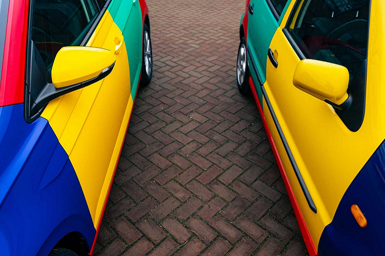 Về bản chất, việc sản xuất Polo Harlekin đã là một tác phẩm nghệ thuật. Để chế tạo một chiếc Polo Harlekin, Volkswagen ban đầu đã sản xuất 4 chiếc hatchback bình thường với các màu xanh lam, đỏ, vàng và xanh bạc hà. Tiếp theo đó, các kỹ sư tại Volkswagen đã thực hiện việc hoán đổi các bộ phận như mui xe, cửa hậu, cửa ra vào, cản va và gương của các chiếc xe với nhau và cho ra đời những chiếc xe sắc màu.