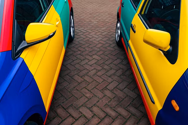 Về bản chất, việc sản xuất Polo Harlekin đã là một tác phẩm nghệ thuật. Để chế tạo một chiếc Polo Harlekin, Volkswagen ban đầu đã sản xuất 4 chiếc hatchback bình thường với các màu xanh lam, đỏ, vàng và xanh bạc hà. Tiếp theo đó, các kỹ sư tại Volkswagen đã thực hiện việc hoán đổi các bộ phận như mui xe, cửa hậu, cửa ra vào, cản va và gương của các chiếc xe với nhau và cho ra đời những chiếc xe sắc màu.