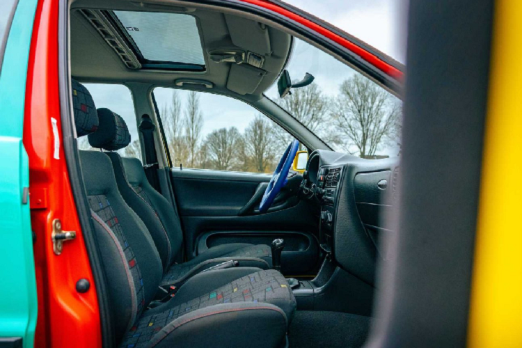 Polo Harlekin là chiếc xe được phối với 4 màu sắc khác nhau. Kể cả khi khách hàng đặt mua xe, họ vẫn không thể biết được màu sắc nào sẽ được sơn cho chi tiết nào. Nội thất của chiếc xe được bọc vải hoa văn Joker kết hợp tất cả các màu sắc của Harlekin. Vô-lăng và cần số được bọc da màu xanh sáng. Trên phiên bản này, xe được trang bị tùy chọn hệ thống âm thanh Blaupunkt và 1000 chiếc đầu tiên sẽ được trang bị thêm móc khóa được đánh số và giấy chứng nhận cho phiên bản độc đáo này.