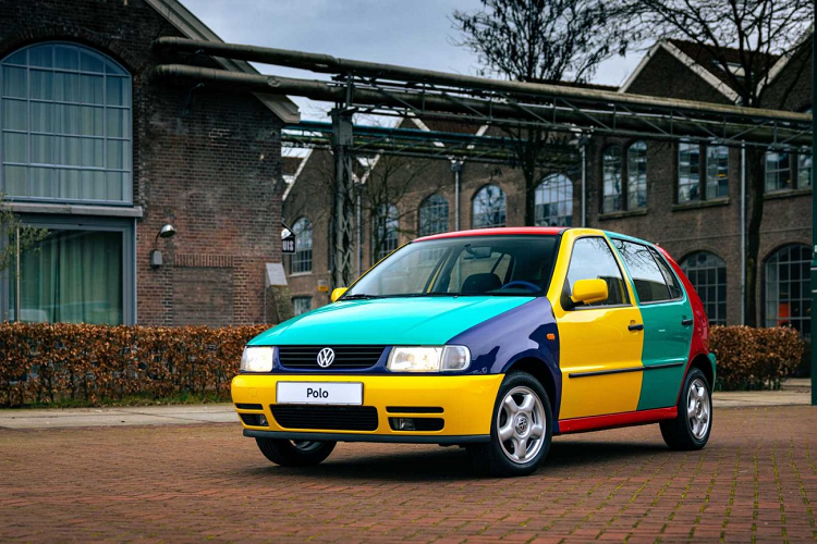 Vào năm 1994, Volkswagen đã giới thiệu Polo thế hệ thứ ba. Thương hiệu đồng thời đã đem tới những tùy chọn về hệ truyền động, các trang bị tùy chọn cũng như những tùy chọn màu sắc khác nhau. Điều này giúp những người mua có thể lựa chọn chiếc Polo Harlekin của mình với những trang bị tùy chọn theo sở thích cá nhân mà không phải theo những phiên bản được ấn định trước.