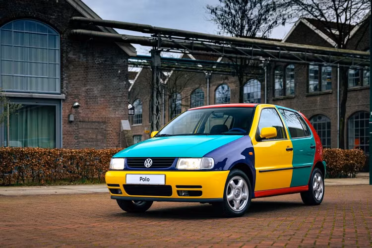 Vào năm 1994, Volkswagen đã giới thiệu Polo thế hệ thứ ba. Thương hiệu đồng thời đã đem tới những tùy chọn về hệ truyền động, các trang bị tùy chọn cũng như những tùy chọn màu sắc khác nhau. Điều này giúp những người mua có thể lựa chọn chiếc Polo Harlekin của mình với những trang bị tùy chọn theo sở thích cá nhân mà không phải theo những phiên bản được ấn định trước.