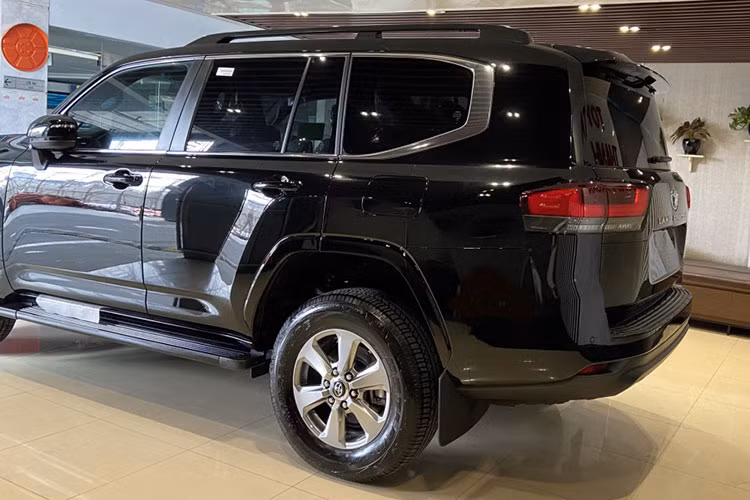 Nhiều khả năng chiếc xe Toyota Land Cruiser 2022 biển tứ quý 9 ở tỉnh Phú Thọ được chủ nhân mua chính hãng. Điểm nhấn là việc xe sở hữu bộ mâm 6 chấu đơn cỡ lớn. Ngoài ra là nhiều chi tiết xe được mạ crôm bóng loáng.
