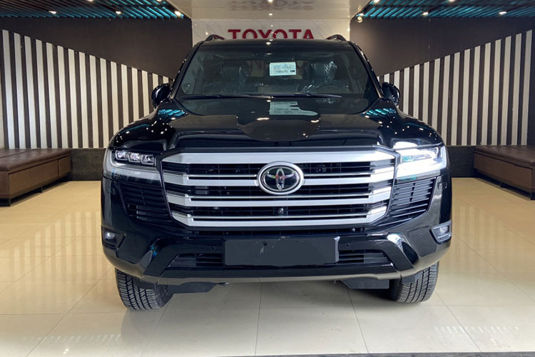 Toyota Land Cruiser 2022 tại Việt Nam sử dụng hệ thống động cơ mới với máy xăng V6, dung tích 3.5 lít, tăng áp kép, sản sinh công suất tối đa 409 mã lực và mô-men xoắn cực đại 650 Nm. "Trái tim" này của Toyota Land Cruiser 2022 sẽ đồng hành cùng hộp số tự động 10 cấp hoàn toàn mới.