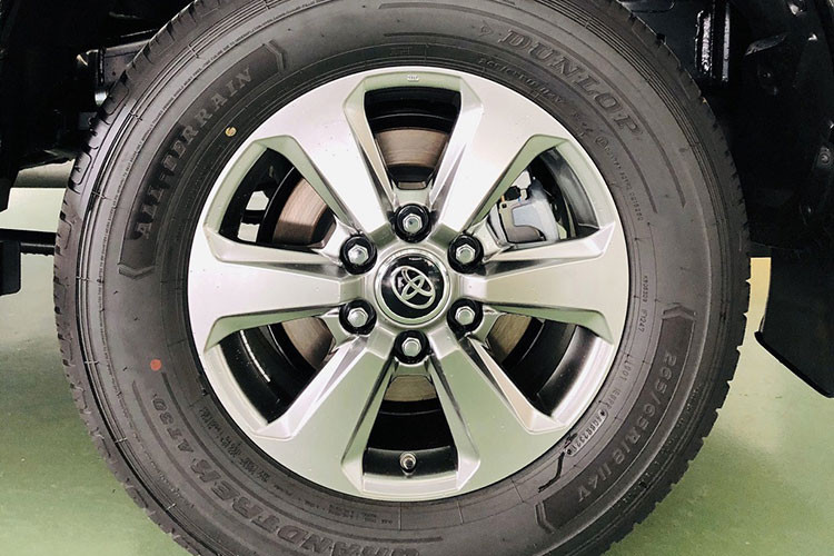 Hiện tại, giá xe Toyota Land Cruiser 2022 thế hệ mới theo diện phân phối chính hãng là 4,06 tỷ đồng nhưng khách hàng muốn nhận xe sớm phải chi ra số tiền gần nửa tỷ đồng để "lót tay". Còn những chiếc xe Toyota Land Cruiser 2022 nhập Trung Đông được các công ty tư nhân chào bán trên 6 tỷ đồng.