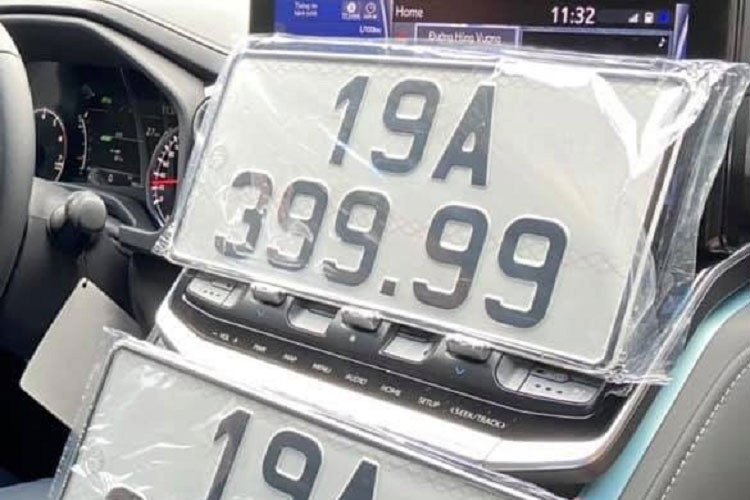 Lần này, một đại gia sinh sống ở tỉnh Phú Thọ đã khá mát tay khi bấm được chiếc biển số 19A-399.99, hay còn được gọi là tứ quý 9 cho chiếc xe Toyota Land Cruiser thế hệ mới của mình. Nhìn chiếc biển số cũng đủ thể hiện sự uy tín và đẳng cấp của chủ xe.