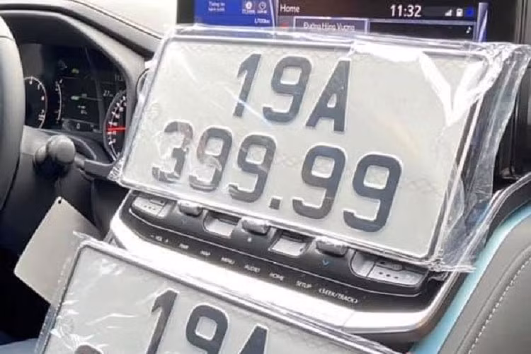 Lần này, một đại gia sinh sống ở tỉnh Phú Thọ đã khá mát tay khi bấm được chiếc biển số 19A-399.99, hay còn được gọi là tứ quý 9 cho chiếc xe Toyota Land Cruiser thế hệ mới của mình. Nhìn chiếc biển số cũng đủ thể hiện sự uy tín và đẳng cấp của chủ xe.