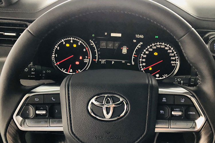 Tất nhiên là việc Toyota Land Cruiser 2022 biển tứ quý 9 cũng đồng thời giúp giá trị xe tăng lên đáng kể nhưng ở tầm người mua xe này, việc bán lại là gần như không có. Ngoài ra, dãy số 399.99 cũng khá đẹp với con số 39 tượng trưng cho thần tài nhỏ và tam hoa 9 thể hiện sự quyền uy, lộc, trường thọ của chủ nhân.