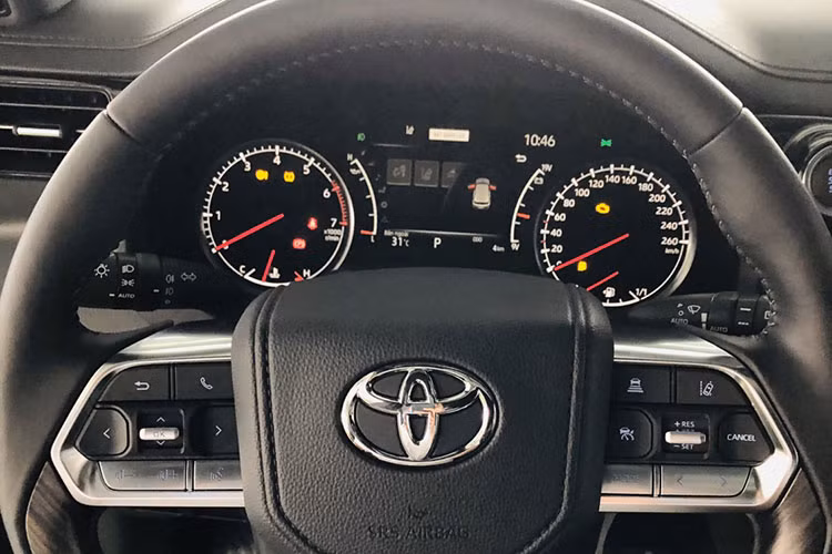 Tất nhiên là việc Toyota Land Cruiser 2022 biển tứ quý 9 cũng đồng thời giúp giá trị xe tăng lên đáng kể nhưng ở tầm người mua xe này, việc bán lại là gần như không có. Ngoài ra, dãy số 399.99 cũng khá đẹp với con số 39 tượng trưng cho thần tài nhỏ và tam hoa 9 thể hiện sự quyền uy, lộc, trường thọ của chủ nhân.