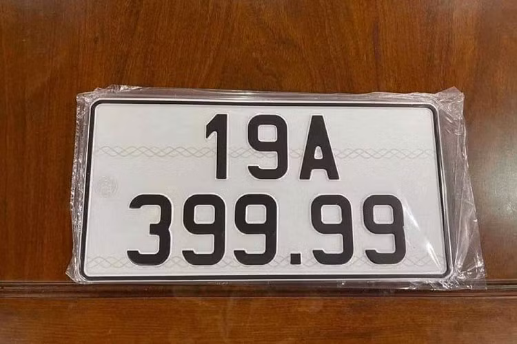 Sau khi hình ảnh chiếc xe Toyota Land Cruiser 2022 ở Hà Tĩnh đeo biển tứ quý 8 khiến không ít người xuýt xoa trước độ mát tay của chủ nhân, đến tay, thông tin chúng tôi có được là một chiếc xe Toyota Land Cruiser 2022 siêu biển khác vừa xuất hiện tại Phú Thọ.