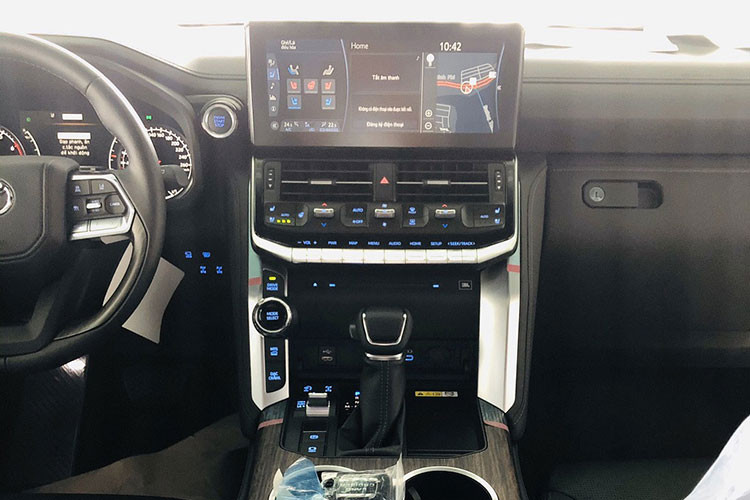 Chiếc xe Toyota Land Cruiser 2022 hiếm hoi xuất hiện ở tỉnh Phú Thọ đã được chủ nhân bấm biển số trong chiều ngày 17/10/2021. Đáng chú ý là chiếc xe này ra biển tứ quý 9, 1 trong những siêu biển mà giới doanh nhân hay sưu tập biển rất yêu thích. 