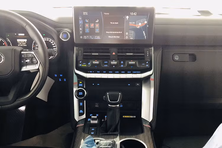 Chiếc xe Toyota Land Cruiser 2022 hiếm hoi xuất hiện ở tỉnh Phú Thọ đã được chủ nhân bấm biển số trong chiều ngày 17/10/2021. Đáng chú ý là chiếc xe này ra biển tứ quý 9, 1 trong những siêu biển mà giới doanh nhân hay sưu tập biển rất yêu thích. 