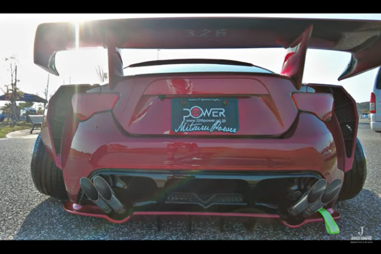 Các yếu tố này đương nhiên sẽ có tác động tiêu cực tới khả năng xử lý và bể lái của chiếc xe, nhưng bù lại là mang đến một diện mạo nổi bật, dễ dàng thu hút sự chú ý của người khác.