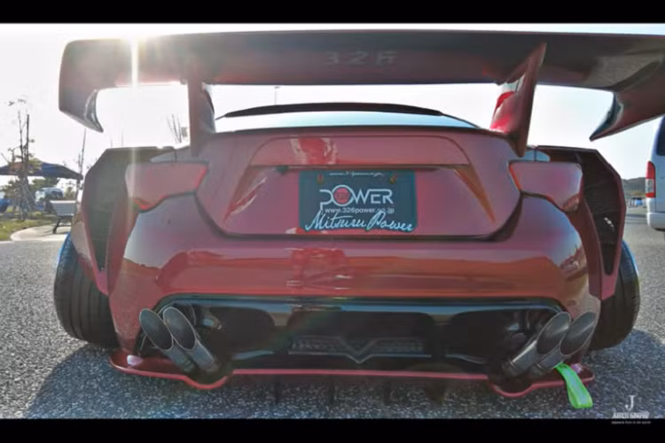 Các yếu tố này đương nhiên sẽ có tác động tiêu cực tới khả năng xử lý và bể lái của chiếc xe, nhưng bù lại là mang đến một diện mạo nổi bật, dễ dàng thu hút sự chú ý của người khác.