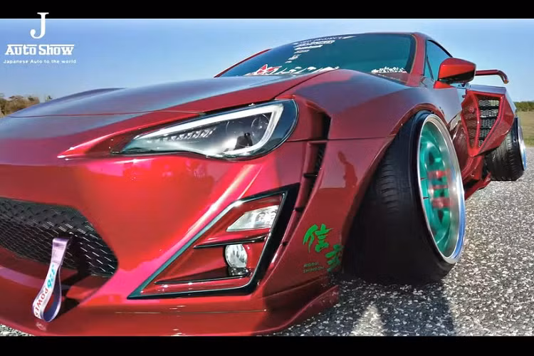 Các điểm nổi bật của bộ kit thân vỏ này bao gồm những tấm chắn bùn sau làm rộng thêm khoảng 8 inch ở hai bên, bộ la-zăng màu bạc hà với đai ốc gai, lốp xe gấp vào trong, đầu ống pô kiểu tre nhọn, và một cánh gió rõ ràng là quá rộng so với một chiếc 86 thông thường. Từ những gì được thấy ở đây, ta có thể suy đoán là chủ xe đã độ Toyota 86 phong cách stance.