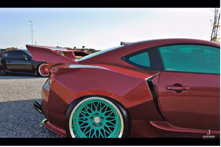 Nhìn chung, bạn có thể nhìn chiếc xe hàng giờ và không hiểu tại sao nó lại có hình dạng như vậy, nhưng thầm công nhận là nó ấn tượng theo một cách riêng.