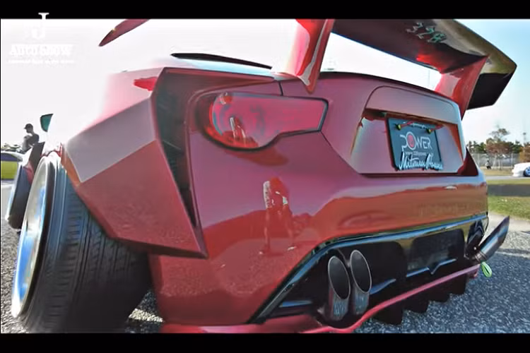 Một chi tiết không thể không nhắc tới là những bánh xe rộng gấp vào trong.