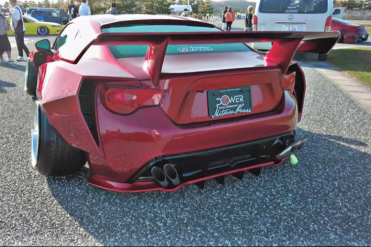 Dựa theo video ở đây, chiếc xe thể thao Toyota 86 này đã tham dự một sự kiện gọi là Stancenation Yamaguchi 2020, và tại hiện trường còn có sự xuất hiện của nhiều mẫu xe Nhật Bản độ theo kiểu stance khác như Nissan Silvia, Subaru BRZ, Lexus IS250… Nếu có thời gian rảnh rỗi và cảm thấy thích thú kiểu độ này, bạn nên theo dõi loạt video này