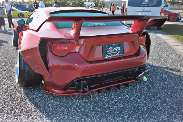 Dựa theo video ở đây, chiếc xe thể thao Toyota 86 này đã tham dự một sự kiện gọi là Stancenation Yamaguchi 2020, và tại hiện trường còn có sự xuất hiện của nhiều mẫu xe Nhật Bản độ theo kiểu stance khác như Nissan Silvia, Subaru BRZ, Lexus IS250… Nếu có thời gian rảnh rỗi và cảm thấy thích thú kiểu độ này, bạn nên theo dõi loạt video này