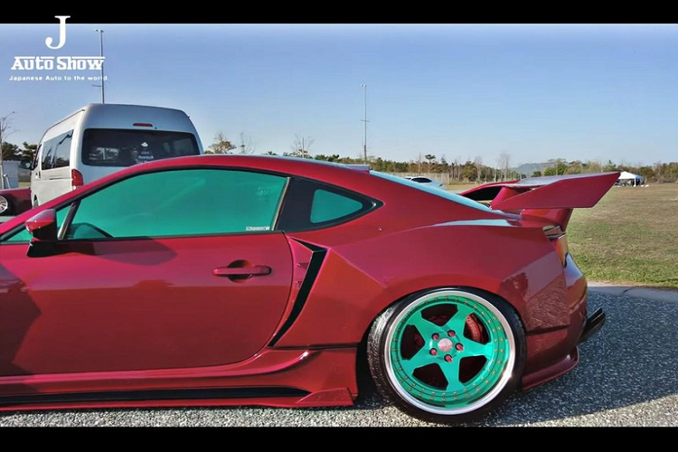 Stance là một trong những văn hóa độ xe dị bậc nhất trên thế giới. Những chiếc xe theo phong cách này luôn có vài điểm chung như một bộ bánh lớn với góc âm độ gấp vào trong kết hợp gầm siêu thấp.