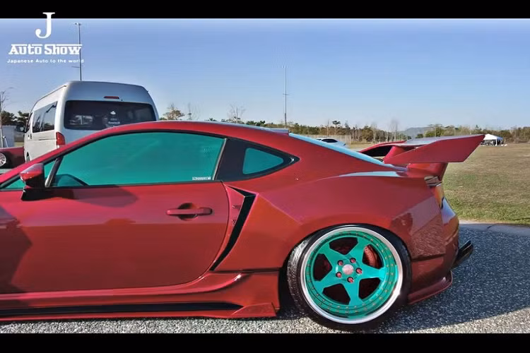 Stance là một trong những văn hóa độ xe dị bậc nhất trên thế giới. Những chiếc xe theo phong cách này luôn có vài điểm chung như một bộ bánh lớn với góc âm độ gấp vào trong kết hợp gầm siêu thấp.