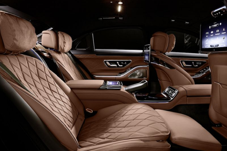 Mercedes S680 Guard 4MATIC mới cũng được cho là cung cấp nhiều tùy chọn như hệ thống chữa cháy và hệ thống cấp khí tươi khẩn cấp có khả năng bơm không khí trong lành vào cabin để bảo vệ người ngồi trong xe khỏi khó hoặc khí đốt.