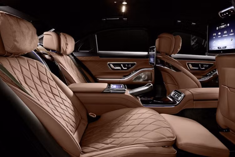 Mercedes S680 Guard 4MATIC mới cũng được cho là cung cấp nhiều tùy chọn như hệ thống chữa cháy và hệ thống cấp khí tươi khẩn cấp có khả năng bơm không khí trong lành vào cabin để bảo vệ người ngồi trong xe khỏi khó hoặc khí đốt.