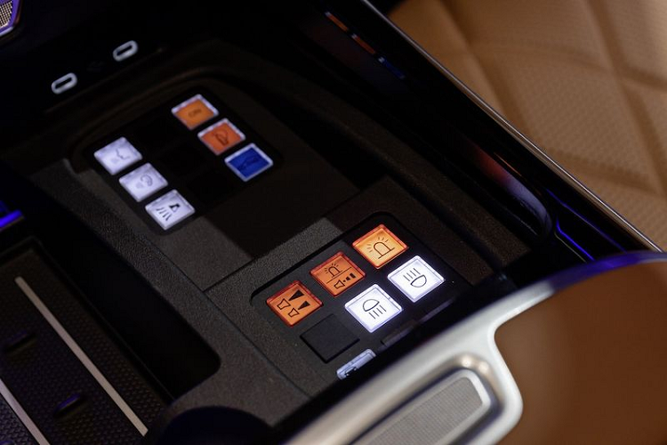 S680 Guard 4MATIC mới sẽ có sẵn trong cấu hình 4 hoặc 5 chỗ giống như S-Class tiêu chuẩn, toàn bộ cabin được bọc da cao cấp, đi kèm các chi tiết trang trí bằng gỗ hay kim loại cao cấp.