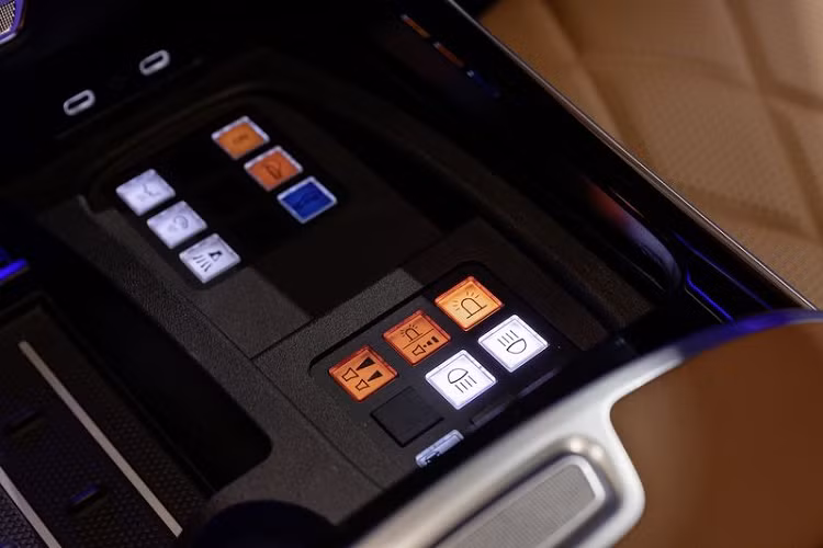 S680 Guard 4MATIC mới sẽ có sẵn trong cấu hình 4 hoặc 5 chỗ giống như S-Class tiêu chuẩn, toàn bộ cabin được bọc da cao cấp, đi kèm các chi tiết trang trí bằng gỗ hay kim loại cao cấp.