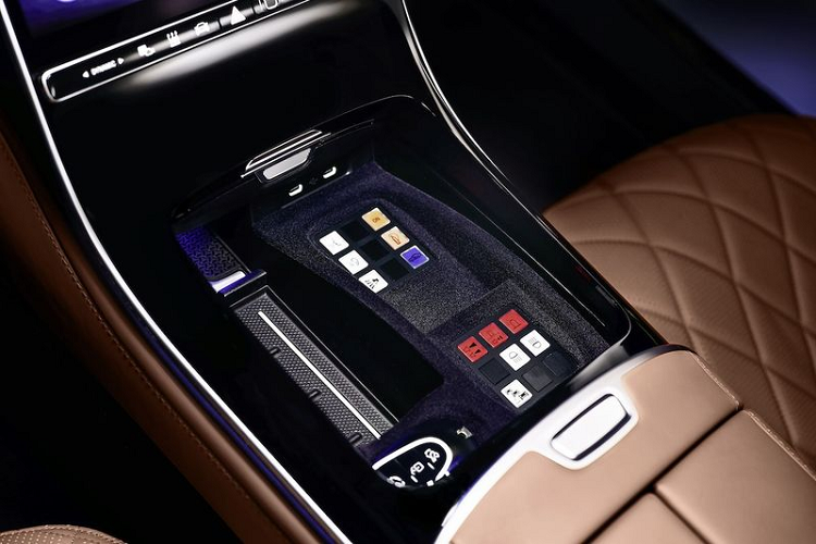 Về truyền động, Mercedes S680 Guard 4MATIC mới vẫn dùng động cơ tăng áp kép V12 6.0L sản sinh công suất 604 mã lực và mô-men xoắn cực đại 830 Nm. Sức mạnh được gửi đến các bánh xe thông qua hộp số tự động 9 cấp và dẫn động 4 bánh.