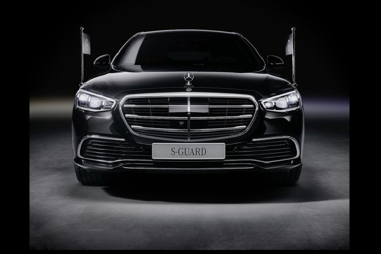 Theo các báo cáo, một chiếc S680 Guard 4MATIC mới sẽ được chế tạo trong 51 ngày, giá xe Mercedes-Benz S680 Guard chống đạn rơi vào khoảng 500.000 Euro (tương đương khoảng 13,5 tỷ đồng).