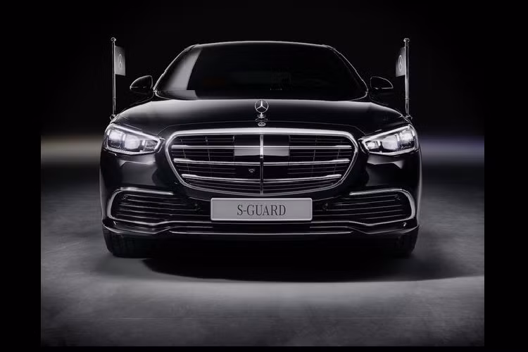 Theo các báo cáo, một chiếc S680 Guard 4MATIC mới sẽ được chế tạo trong 51 ngày, giá xe Mercedes-Benz S680 Guard chống đạn rơi vào khoảng 500.000 Euro (tương đương khoảng 13,5 tỷ đồng).