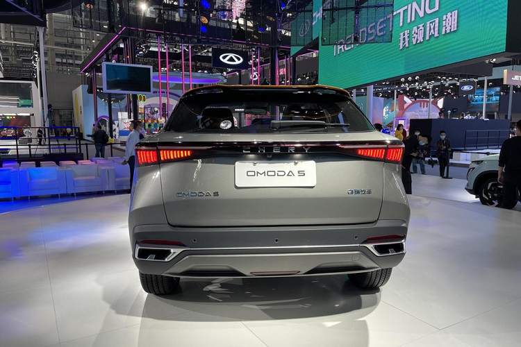 Trong khi đó, cụm đèn pha áp dụng thiết kế tách rời, và sử dụng nguồn sáng LED hiện đại. Kích thước của xe là dài 4.400 mm, rộng 1.830 mm và cao 1.585 mm, với trục cơ sở 2.630 mm.