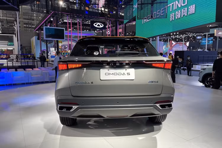 Trong khi đó, cụm đèn pha áp dụng thiết kế tách rời, và sử dụng nguồn sáng LED hiện đại. Kích thước của xe là dài 4.400 mm, rộng 1.830 mm và cao 1.585 mm, với trục cơ sở 2.630 mm.