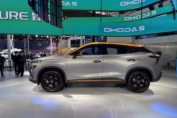 Nhìn bên ngoài, mặt trước của mẫu xe SUV Chery Omoda 5 trông nổi bật bởi thiết kế lưới tản nhiệt kích thước lớn, và phần bên trong của lưới tản nhiệt lại được trang trí các chi tiết hình chữ nhật. Phần trên của lưới tản nhiệt là một dải trang trí nằm ngang, nối liền với dải đèn chiếu sáng ban ngày thanh mảnh, qua đó mang lại hiệu ứng thị giác rộng hơn cho mặt trước.