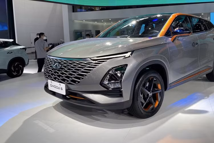 Về phương diện nội thất, Chery Omoda 5 lấy màu đen làm chủ đạo, và các chi tiết như vô lăng ba chấu đa chức năng hay cửa gió điều hòa thì được bổ sung thêm những chi tiết trang trí màu sáng, khiến cho tổng thể trông thời trang hơn. Trên mặt táp lô xe là hệ thống màn hình đôi cỡ 12,3 inch, một dành cho bảng đồng hồ và một dành cho hệ thống trung tâm giải trí.