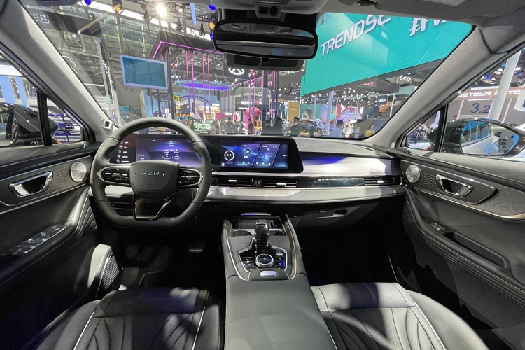 Ở bên sườn, mẫu SUV này có thiết kế nóc dốc dần về phía sau, thể hiện vẻ thể thao tốc độ. Hơn nữa, xe mới còn bổ sung các yếu tố thiết kế cột tối màu phù hợp xu hướng đang thịnh hành.