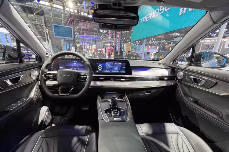 Ở bên sườn, mẫu SUV này có thiết kế nóc dốc dần về phía sau, thể hiện vẻ thể thao tốc độ. Hơn nữa, xe mới còn bổ sung các yếu tố thiết kế cột tối màu phù hợp xu hướng đang thịnh hành.